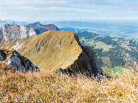 Widderfeld (links) und Gemsmätteli (Mitte). Die ganze Pilatuskette kann überschritten werden (T3-T4), mit ein paar kurzen ausgesetzten Passagen. : Pilatus Tomlishorn Südgrat