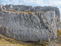 Der Fels sieht aus, als wäre er von einer riesigen Pranke zerfurcht worden. Die andere Erklärung ist, dass das Wasser über tausende von Jahren tiefe Rillen in den Kalk gefressen hat. : Pilatus Tomlishorn Südgrat