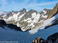 Der Trotzigplanggstock bietet eine schöne Kletterei im 4. Grad (Schlüsselstelle 4c). Vom Einstieg geht der Blick Richtung Wendenstöcke und Grassen (rechts). : Trotzigplanggstock