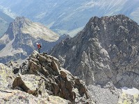 Die Route ist gut abgesichert, teilweise aber etwas ausgesetzt. Die Schlüsselstelle, eine kurze, griffarme Platte, wird mit 4c bewertet. Wir klettern in den Bergschuhen. : Trotzigplanggstock