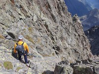 Der Abstieg führt steil durch die Südflanke. Einzelne rote Markierungen und Steinmänner weisen den Weg; wir seilen 3x ab (rund 22 m, ein 50 m Seil genügt). : Trotzigplanggstock