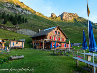 Um etwa 6.15 Uhr starte ich die Wanderung beim Parkplatz im Chlital auf etwa 1150 m. Die Seilbahn zur Musenalp (1484) fährt erst um 7 Uhr, weshalb ich zu Fuss hochsteige. : Uri Rotstock