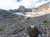 Nach der Abzweigung zum Gitschen geht es etwa 300 Höhenmeter durch eine steile Geröllhalde. Auf knapp 2300 m erreicht man die Hochebene Griess. Vorne ist der Chlitaler Firn zu sehen, der sich wohl nicht mehr lange halten kann. Er ist bereits in mehrere Teile zerfallen. : Uri Rotstock