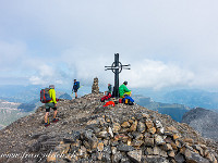Über Felsstufen den Sattel des Südostgrates auf 2797 m, und im Zickzack geht es die letzten 130 Höhenmeter zum Gipfel. Jetzt is auch klar, warum der Berg die Farbe "Rot" im Namen hat. : Uri Rotstock