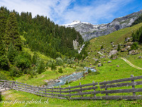 Das 3 Kilometer lange Hochtal Val Frisal liegt auf 1900 m gut versteckt hinter den zackigen Brigelserhörnern im Bündnerland. Wir starten unsere Rundwanderung zu diesem Kleinod in Breil/Brigels; der Sessellift bringt uns nach Burleun auf 1665 m. Dann geht es hinunter zum Bergbach Flem (im Bild). Am Horizont das Kistenstöckli (2747 m). : Val Frisal