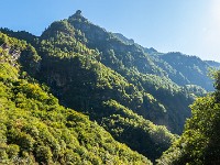 "Eine Königin unter Königen", so die treffende Zusammenfassung der Via Alta della Verzasca (VAV) auf der Website des SEV (Società Escursionistica Verzaschese). Eine traumhafte, alpine Tour (T6) über schroffe Gipfel, ausgesetzte Grate und liebliche Alpen. An einem (teilweise) strahlenden September-Wochenende nehmen wir uns die drei Etappen Capanna Efra - Cornavosa - Borgna - Albagno vor. Mit dem Postauto fahren wir nach Frasco im Verzascatal und nehmen den 3-stündigen Aufstieg zur Capanna Efra unter die Füsse. : Via Alta Verzasca 2025