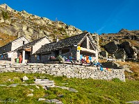 Capanna Efra (2039 m) des SEV. Sie ist - wie die folgenden Hütten auch - eine Selbstversorgerhütte, die mit viel Liebe renoviert und ausgestattet wurden. Komfortabel sind die gut ausgerüstete Küche, die sanitären Anlagen inkl. Warmwasser und Duschmöglichkeit, Strom, die Lebensmittelvorräte ... Einfach top! : Via Alta Verzasca 2025