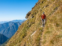 Manchmal weicht der Pfad in die steilen Grasflanken aus ... : Via Alta Verzasca 2025