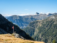 Bei der Capanna Cornavòsa (1991 m). Der wuchtige Berg am Horizont ist die Poncione d'Alnasca (2301 m), dahinter liegt das Verzascatal. : Via Alta Verzasca 2025