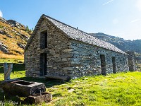Um 14 Uhr erreichen wird die Capanna Cornavòsa (1991 m). : Via Alta Verzasca 2025