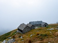 Anderntags ist es bedeckt, aber glücklicherweise trocken. Denn die bevorstehende Etappe (T6) führt über abschüssige Felsplatten, ausgesetzte Grate und durch steile Grashalden. : Via Alta Verzasca 2025