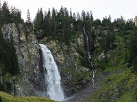 Zuerst folgen wird dem Strässchen bachaufwärts nach Äsch, wo der mächtige Stäuben-Fall dank den sommerlichen Regenfällen viel Wasser führt und ein imposantes Schauspiel bietet. : Unterschächen, Wannelen, Wäspensee