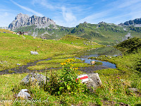 Ab Äsch beginnt der Wanderweg zu steigen und führt in einer langen Kehre schliesslich zur Oberalp. : Unterschächen, Wannelen, Wäspensee