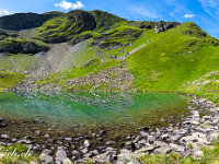 Wir wandern weiter Richtung Westen, unter der mächtigen Felswand der Griesstöcke hindurch bis zum kleinen und in der Landkarte namenlosen Bergsee auf 2145 m, dem Wäspenseeli. : Unterschächen, Wannelen, Wäspensee