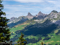 Von ennet der Klausenpassstrasse winken Rossstock, Chaiserstock und Höch Pfaffen. : Unterschächen, Wannelen, Wäspensee