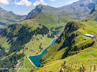 Unten rechts die Oberalp, hinten der Chaiserstuel (2400 m) : Walenpfad