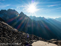 Blick nach Osten zum Trotzig- und Murmelsplanggstock sowie zum in der Morgensonne glänzenden Dach der Sustlihütte SAC. : Wendenhorn
