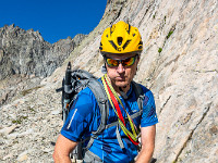 Nach dem anstrengenden Vorbau kurz etwas essen, dann geht es weiter im 4. Grad in mehreren Seillängen den Südostgrat hoch. : Wendenhorn