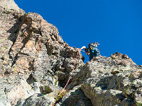 Die Route ist recht gut ausgerüstet, mit zwei Bohrhaken an den Ständen. Dazwischen stecken nur wenige Haken, es können aber gut Zwischensicherungen (Schlingen, Klemmkeile) angebracht werden. : Wendenhorn