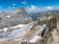 Die Südwand des Titlis (3238 m), darunter der Wendengletscher, links davon etwas im Vordergrund der Grassen (2946 m). : Wendenhorn