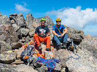 Gipfelfoto. Wir sind mit dem Doppelseil geklettert, weil wir nicht sicher waren, ob bei der letzten Abseilstelle im Abstieg ein Einfachseil reichen würde. : Wendenhorn
