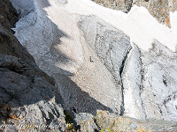 Vom Gipfel steigen wir zu einem Abseilstand ab (25 m abseilen), dann weiter zur Schulter, wo wir 3x in die Nordostflanke abseilen. Im Zickzack durch Geröll schliesslich zur letzten Abseilstelle. : Wendenhorn