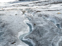 Das Schmelzwasser sucht sich den Weg nach unten. Interessanterweise geschieht dies immer mäanderförmig ... : Wendenhorn