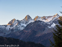 Tolle Aussicht auf die überzuckerten Piz Nair und Piz Giuv.