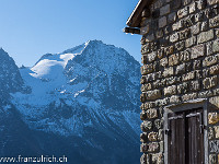 Der Oberalpstock grüsst mit einem eisigen Firnpanzer.