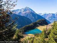 Der Golzernsee lädt zum Bade, darüber der Bristen.