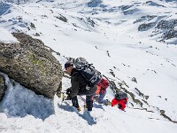 Die letzten Meter zum und vom Gipfel des Winterhorns sind alpin: Mit Steigeisen und Eispickel begehen wir den frisch verschneiten Grat. : OGH, Schneeschuhtour Winterhorn 2026