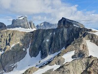 Links der Gross Spannort (3198 m), rechts der Zwächten (3078 m). Da ich meine "immer dabei"-Kamera (SONY RX-100 VII) bei der letzten Bergtour beschädigt habe, gibt es leider nur Handy-Fotos ... : Bächenstock, Schlossberg, Zwächten