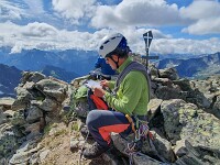 Auf dem Bächenstock, 3010 m. Der Weiterweg führt zuerst etwas in die brüchige Westflanke absteigend, dann über den einfachen Grat nach Norden, wo nach dem P. 2911 ein brüchiges Türmchen links in steilem Schotter umgangen wird (2 Bohrhaken). : Bächenstock, Schlossberg, Zwächten