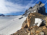 Bei der Schlossberglücke beginnt die Kletterei: 11 kurze Seillängen in den Bergschuhen bis 4b, recht solides Gestein aber mit viel Schutt auf den Bändchen. Zum Glück sind wir heute die einzigen Kletterer, denn Steinschlag ist fast unvermeidlich (besonders beim Abseilen). : Bächenstock, Schlossberg, Zwächten