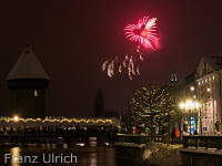 Am 1.1.2015 Punkt 20 Uhr ging das Neujahrsfeuerwerk über dem Luzerner Seebecken los. Mit einer tiefen ISO-Zahl, Blende 8-11 und mit manuell gesteuerter Belichtungszeit (B bzw. mit Fernauslöser T) können die einzelnen Feuerwerke gut eingefangen werden. Ein Stativ ist natürlich zwingend notwendig. : Feuerwerk Luzern Kapellbrücke Kappelbrücke