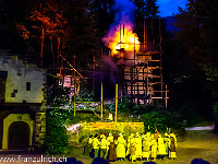 Die sich im Bau befindende Burg "Zwing Uri" wird durch die Eidgenossen geschliffen. : Tellspiele Interlaken