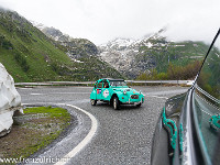 Am Furkapass: Der Döschwo ist dem schwarzen Tesla dicht auf den Fersen. : WAVE Trophy 2018