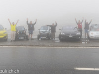 Und dann kommt der Nebel - nichts desto trotz: Auf dem Furkapass eine Welle für alle, die es geschafft haben. : WAVE Trophy 2018