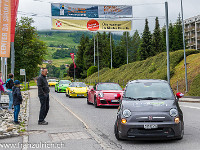 Ein Fiat 500 (ohne Lärm und Gestank) verfolgt von Porsches (mit Lärm und Gestank) bei der Zieleinfahrt in Disentis. : WAVE Trophy 2018