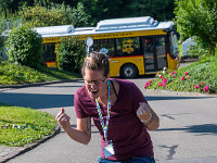 Yes, wir sind in der Energiestadt Mühlau angekommen. Das Postauto ist allerdings zu gross für diese Kurve und muss unten bleiben. Das verursacht ein kleineres Verkehrschaos. : WAVE Trophy 2018