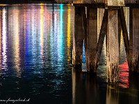 Blick unter die Kapellbrücke: Lichtreflexionen tauchen die Reuss in magisches Licht. : Luzern, Weihnacht