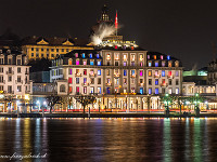 In der Weihnachtszeit sind die Fenster des Hotels Schweizerhof farbig erleuchtet - was natürlich ein tolles Sujet gibt. : Luzern, Weihnacht