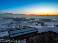 Am Abend gehe ich nochmals auf die Pirsch, zur erhöht gelegenen Kommende Hohenrain. Blick gegen Südwesten, links der Drachenberg Pilatus, mit seinem langen, gezackten nach rechts auslaufenden Rücken. : Winter Hohenrain