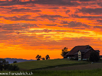 Feuriger Abendhimmel über Hohenrain. : Abendrot, Himmel, Hohenrain, feuerrot, orange