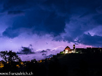 Ein zünftiges Gewitter mit Blitz und Donner entlädt sich über der Kommende Hohenrain. Zumindest sieht es danach aus: Das Gewitter findet nämlich weit hinter der Kommende statt - so weit weg, dass der Donner nicht einmal hörbar ist. Dass es nicht regnet, ist mein Glück, denn sonst hätte ich mich nicht nach draussen gewagt. : Blitz, Donner, Gewitter, Hohenrain, Kommende, Nacht