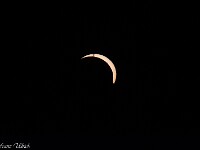 Eigentlich wollte ich die Kontur der Johanniterkommende Hohenrain vor der Sonnensichel fotografieren (mit einem Sonnenfilter vor dem 500 mm Teleobjektiv). Doch als sich die Sonne hinter den Kirchturm der Johanniterkommende schob, war sie nur noch eine dünne Sichel - das habe ich in meinen Überlegungen nicht berücksichtigt. Jä nu, immerhin ist das Kreuz des Kirchturmes vor der Sonne abgebildet. : Sonnenfinsternis 2026