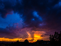 Zufälligerweise schaue ich zum Fenster raus - schnappe meine Kamera und renne los. Der Himmel ist dramatisch, das Gewitter legt bald los : Himmel Kommende Hohenrain dramatische Stimmung