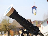 Dazu habe ich meine Nikon D5200 mittels Nachführung auf das Stativ montiert. Das Objektiv mit 500 mm Brennweite ergibt mit dem DX-Sensor der Kamera sogar 750 mm! Den Filter habe ich selber gebastelt.