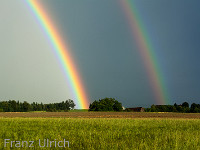 Doppelter Regenbogen, infolge zweiter Brechung des Lichtes in den Regentropfen. Der äussere Bogen ist immer etwas lichtschwächer und oft gar nicht zu sehen. Die Farbreihenfolge ist invertiert : Regenbogen Hohenrain