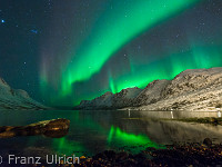 Nordlicht bei Tromso. Dieses entsteht, wenn Sonnenwind (geladene Teilchen) auf Stickstoff- und Sauerstoffatome der Erdatmosphäre trifft und diese zum Leuchten anregt. Das ist die nüchterne Seite. Das Erlebnis selber ist unbeschreibbar...